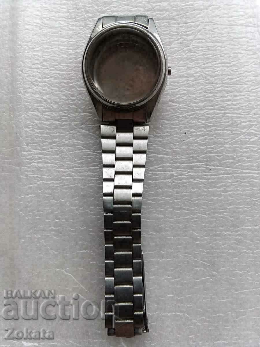 Case with chain and glass.