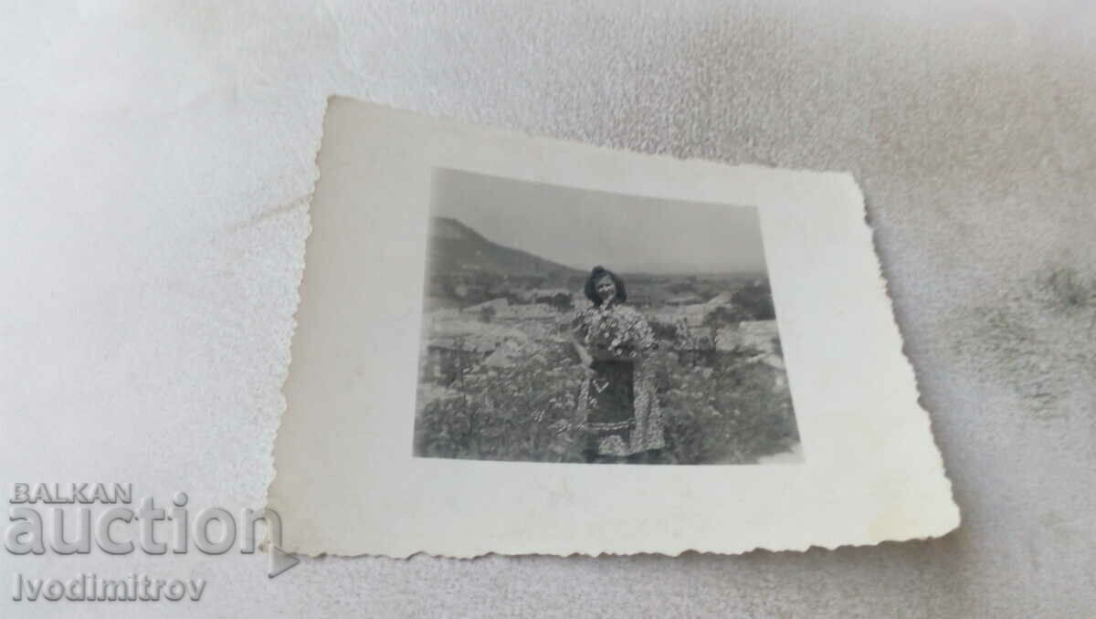 Снимка Жена с букет от маргаритки