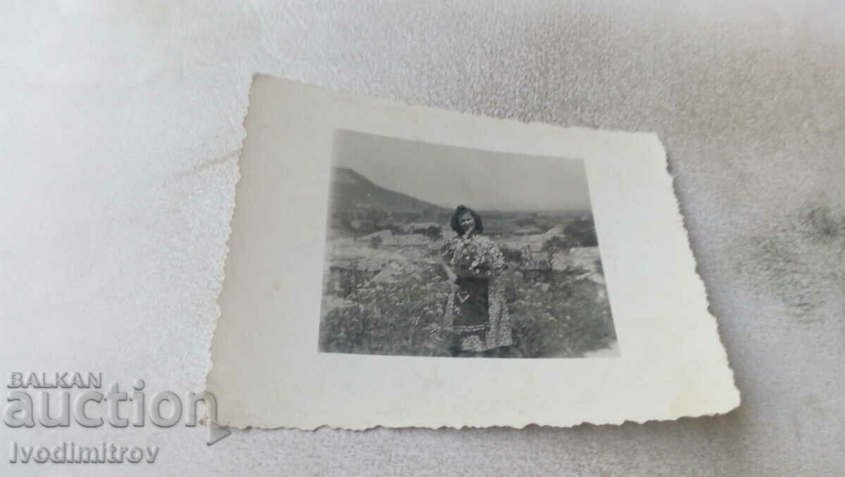 Photo Woman with a bouquet of daisies