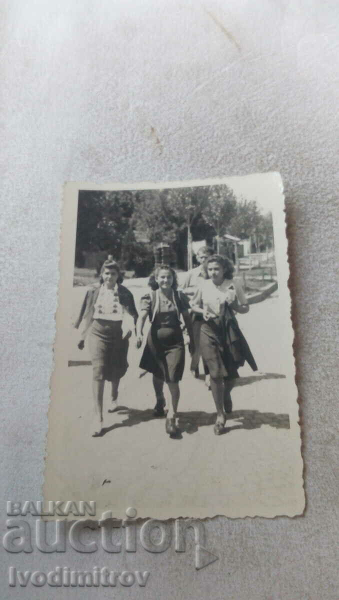 Photo A man and three young girls on a walk