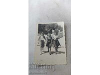 Photo A man and three young girls on a walk