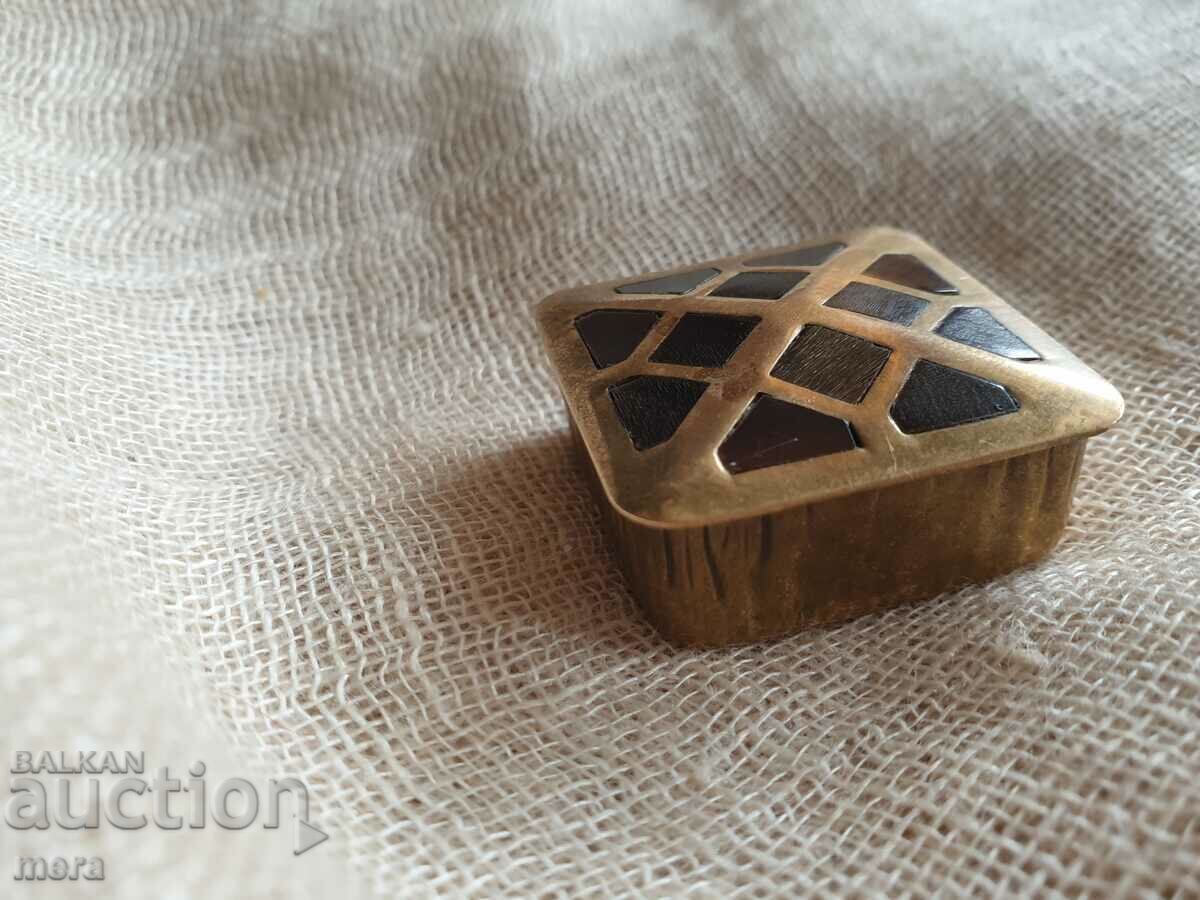 A small brass box with applied hornbone tiles - 7 A small brass box with applied hornbone tiles - 7