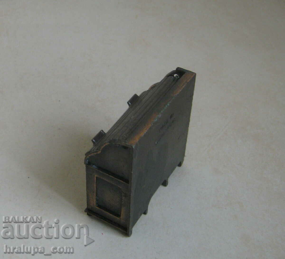 Old figure metal cabinet with price 10.00 BGN | € 5.11 Old figure metal cabinet with price 10.00 BGN | € 5.11