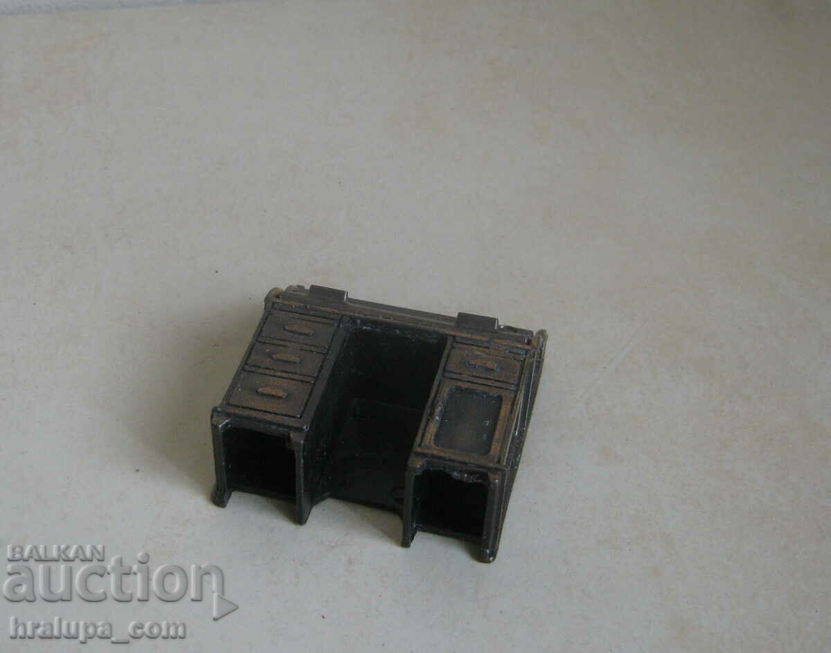 Auction Old figure metal cabinet Auction Old figure metal cabinet