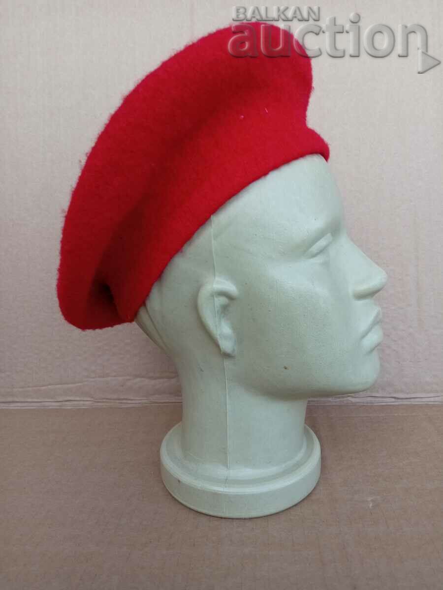 червена барета с цена 21.00 лв. | € 10.74 червена барета с цена 21.00 лв. | € 10.74