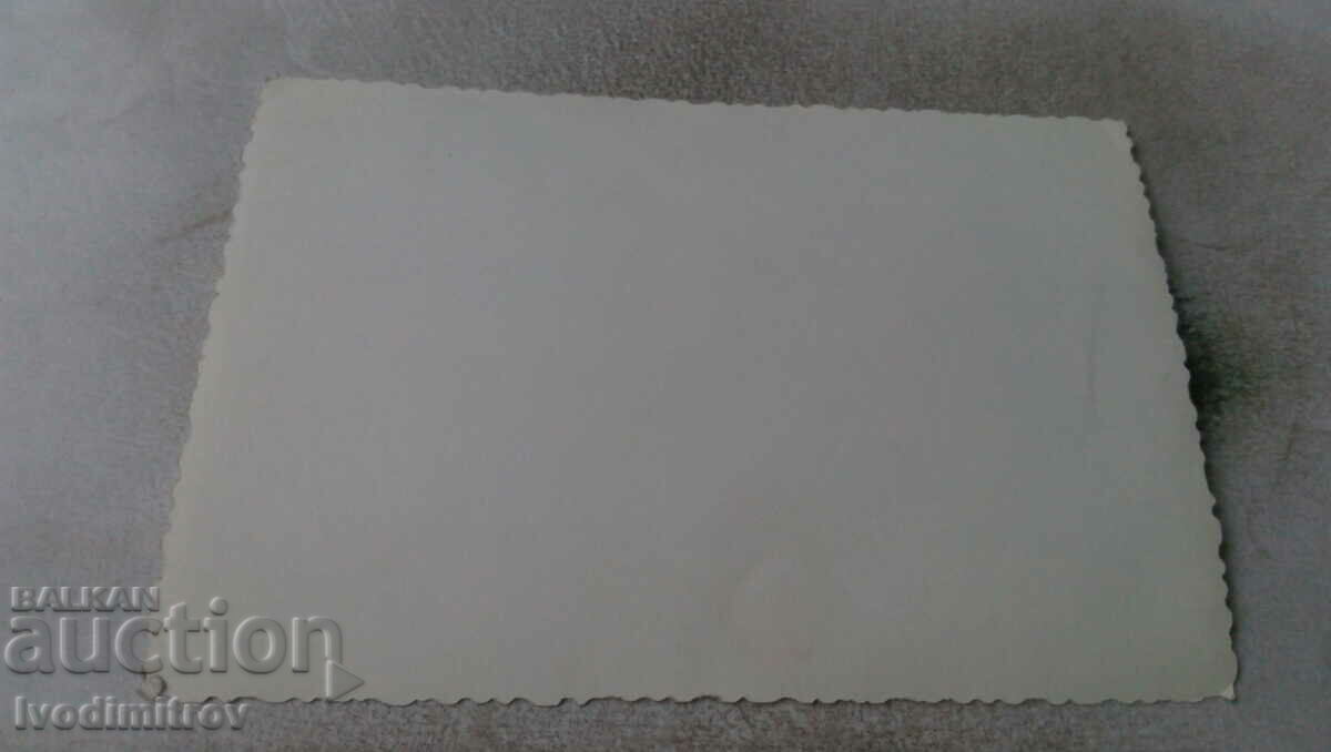 Φωτογραφία Άνδρες γυναίκες και παιδιά στην πλατεία με τιμή 1.65 BGN | € 0.84