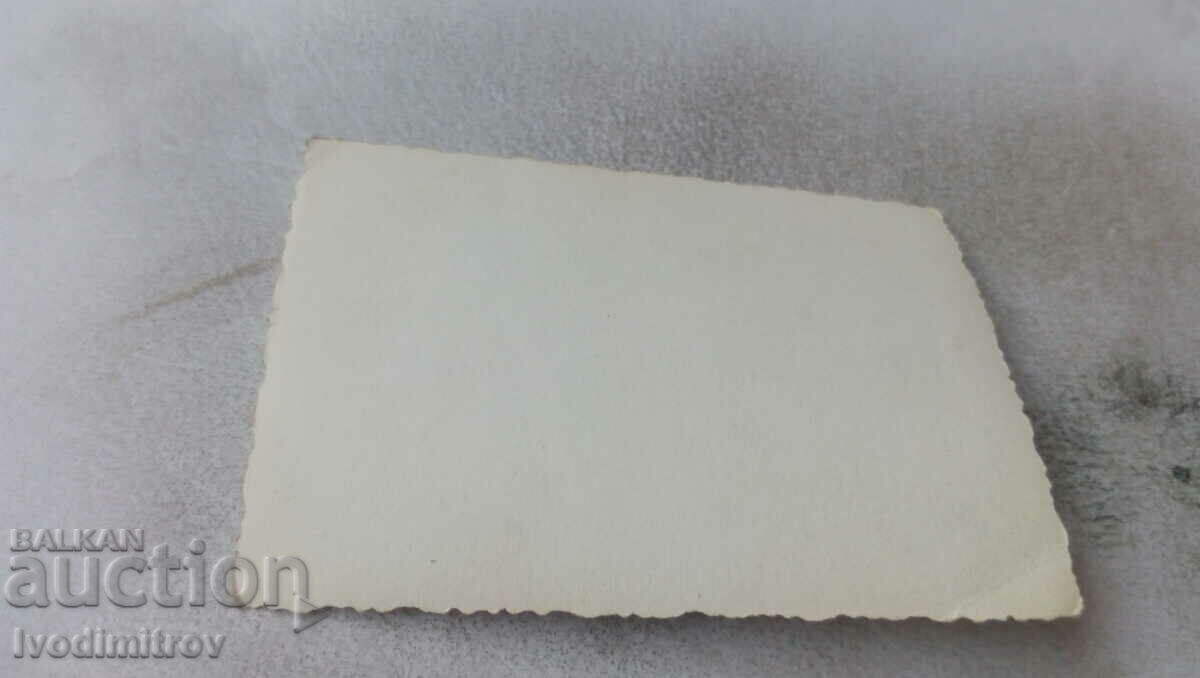 Φωτογραφία ενός άνδρα και δύο γυναικών σε έναν περίπατο με τιμή 1.65 BGN | € 0.84 Φωτογραφία ενός άνδρα και δύο γυναικών σε έναν περίπατο με τιμή 1.65 BGN | € 0.84