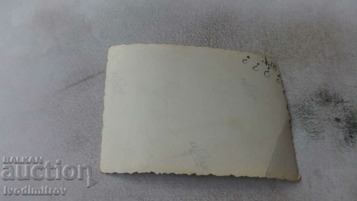 Φωτογραφία Γυναίκα και παιδιά στον κήπο με τιμή 0.85 BGN | € 0.43 Φωτογραφία Γυναίκα και παιδιά στον κήπο με τιμή 0.85 BGN | € 0.43