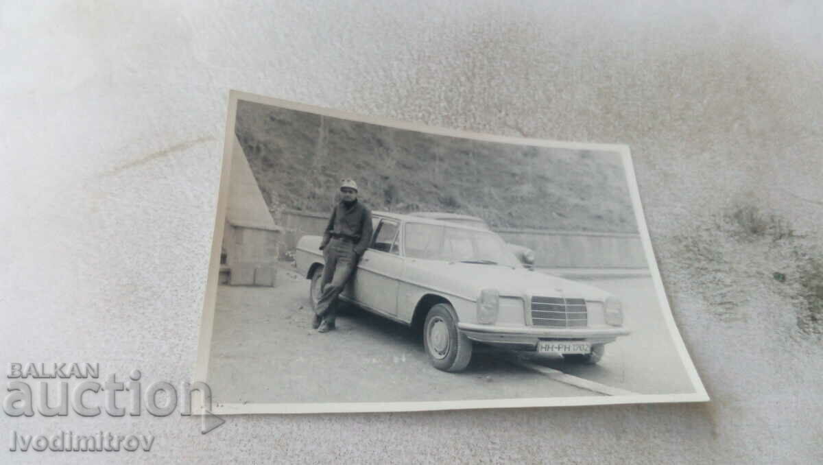 Photo Man next to a MERCEDES car