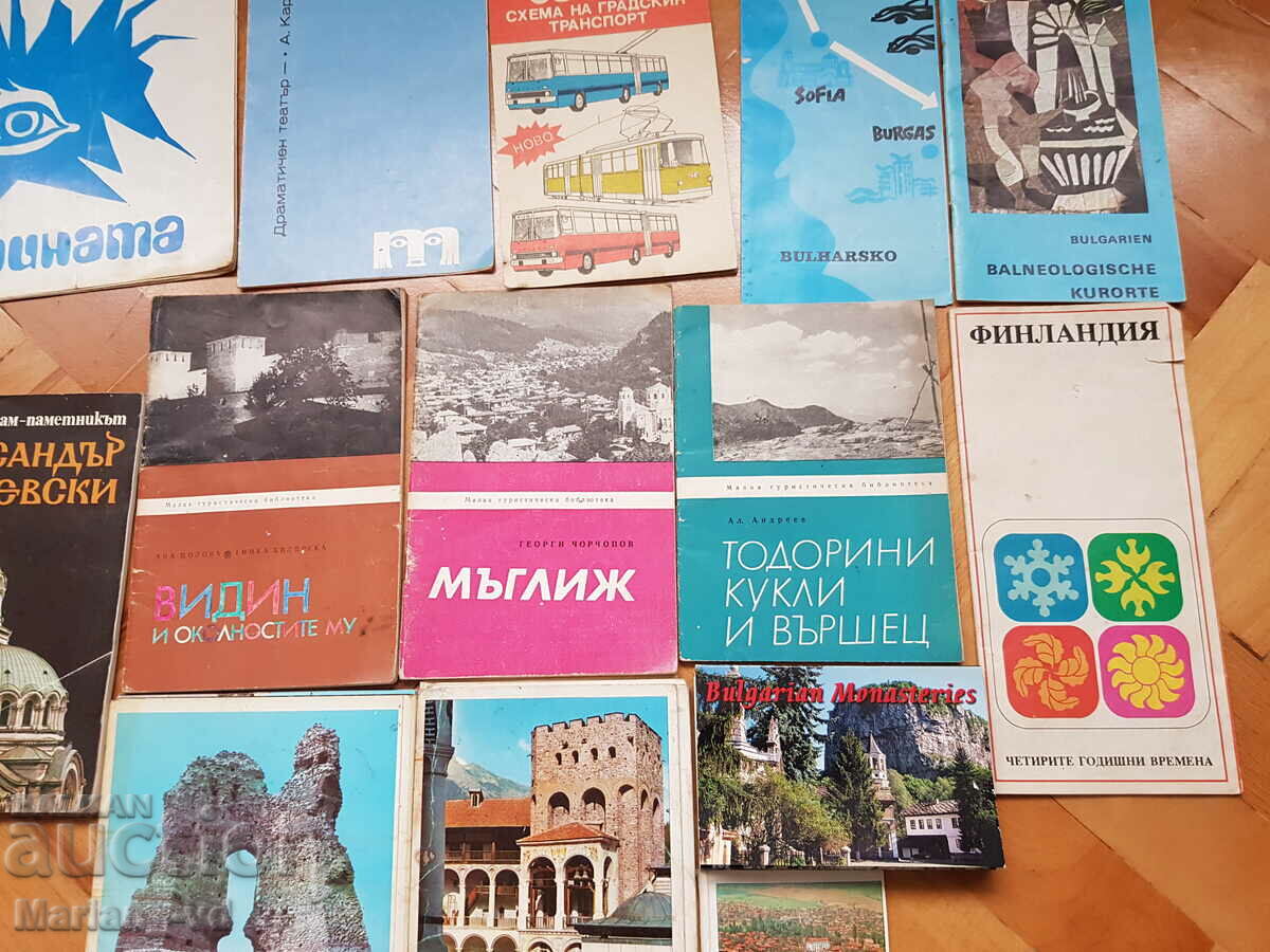 O mulțime de broșuri vechi, cărți turistice și seturi de carduri