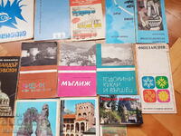 O mulțime de broșuri vechi, cărți turistice și seturi de carduri