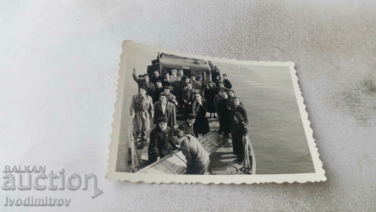 Photo Young men on a boat in the sea