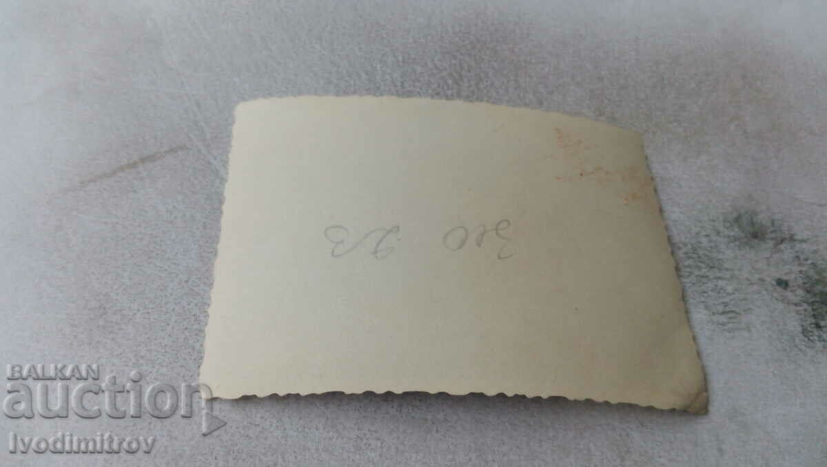 Fotografie Tineri și femei în zăpadă cu preț 0.75 BGN | € 0.38 Fotografie Tineri și femei în zăpadă cu preț 0.75 BGN | € 0.38