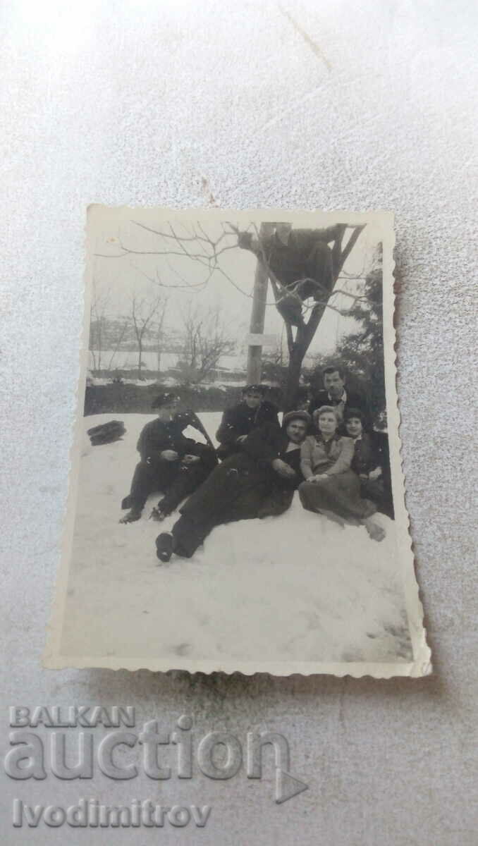 Photo Young men and women in the snow