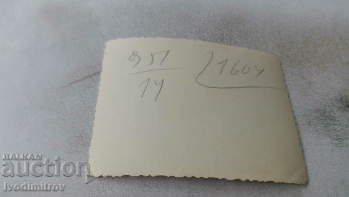 Φωτογραφία Άνδρας, γυναίκα και αγόρι σε μια βόλτα με τιμή 0.75 BGN | € 0.38 Φωτογραφία Άνδρας, γυναίκα και αγόρι σε μια βόλτα με τιμή 0.75 BGN | € 0.38