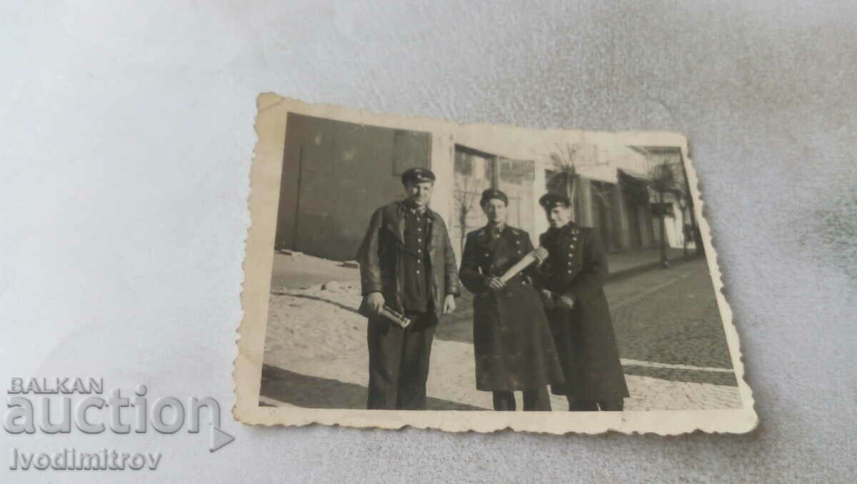Foto Trei tineri pe stradă