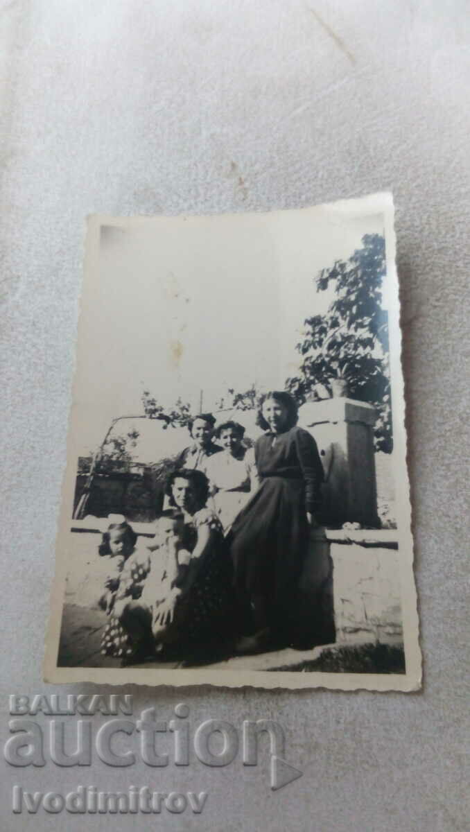 Photo Women and two children