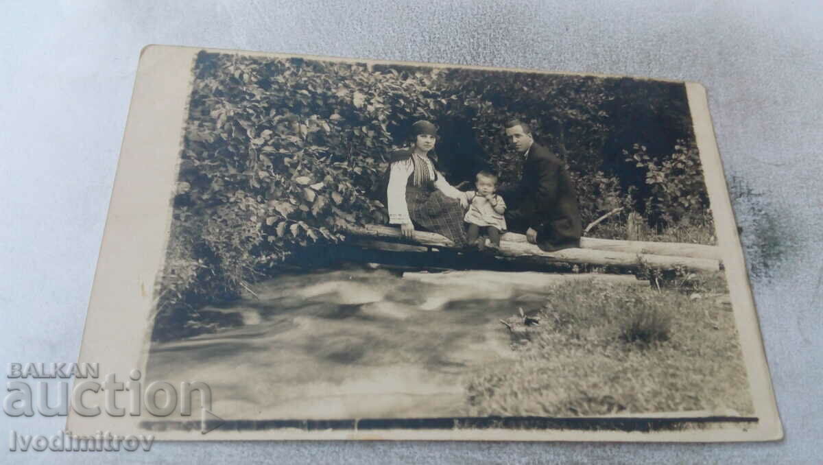 Fotografie Chepino Un bărbat, o femeie în costum și un copil mic deasupra unui pârâu, 1927