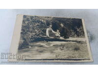 Fotografie Chepino Un bărbat, o femeie în costum și un copil mic deasupra unui pârâu, 1927