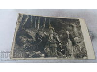 Снимка Лъджене Млади мъже в гората 1924