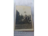 Снимка Лъджене Млад мъж в гората 1924