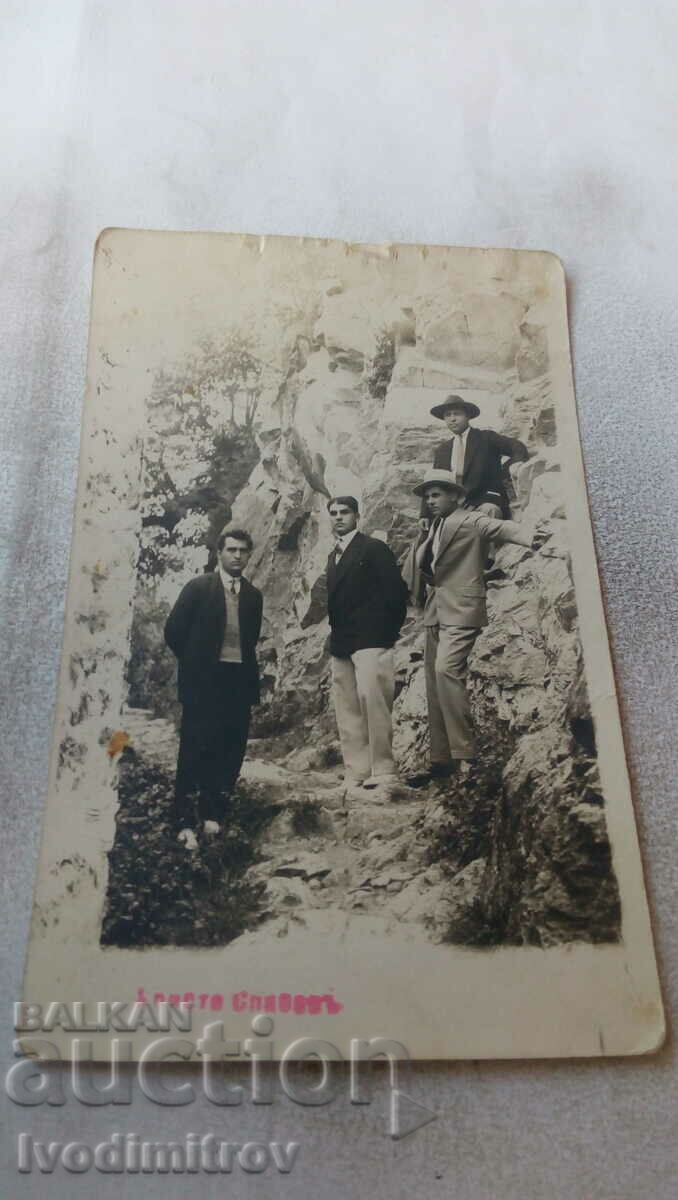 Photo Lying Four young men on a path along cliffs