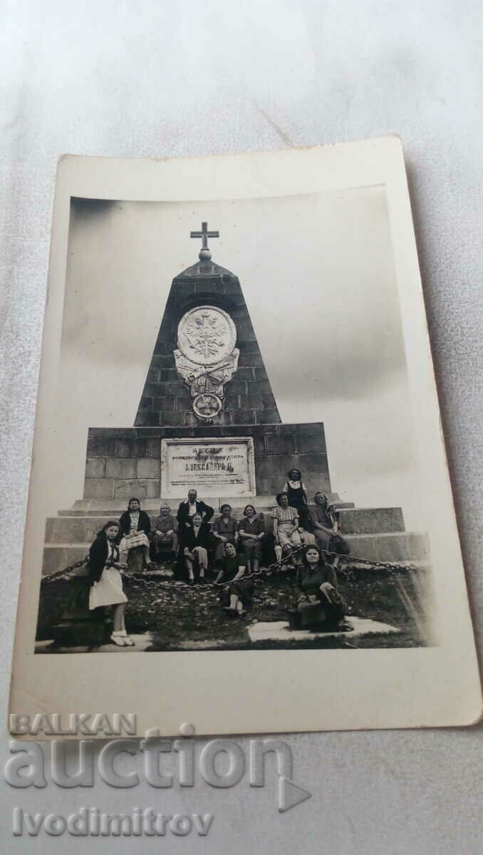 Φωτογραφία Άνδρας και γυναίκες μπροστά από το μνημείο του Αλέξανδρου Β'