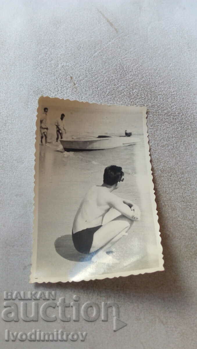 Снимка Мъж по бански на брега на морето