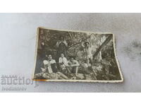 Φωτογραφία Άνδρες με σορτς και γυναίκες με ακορντεόν στο δάσος