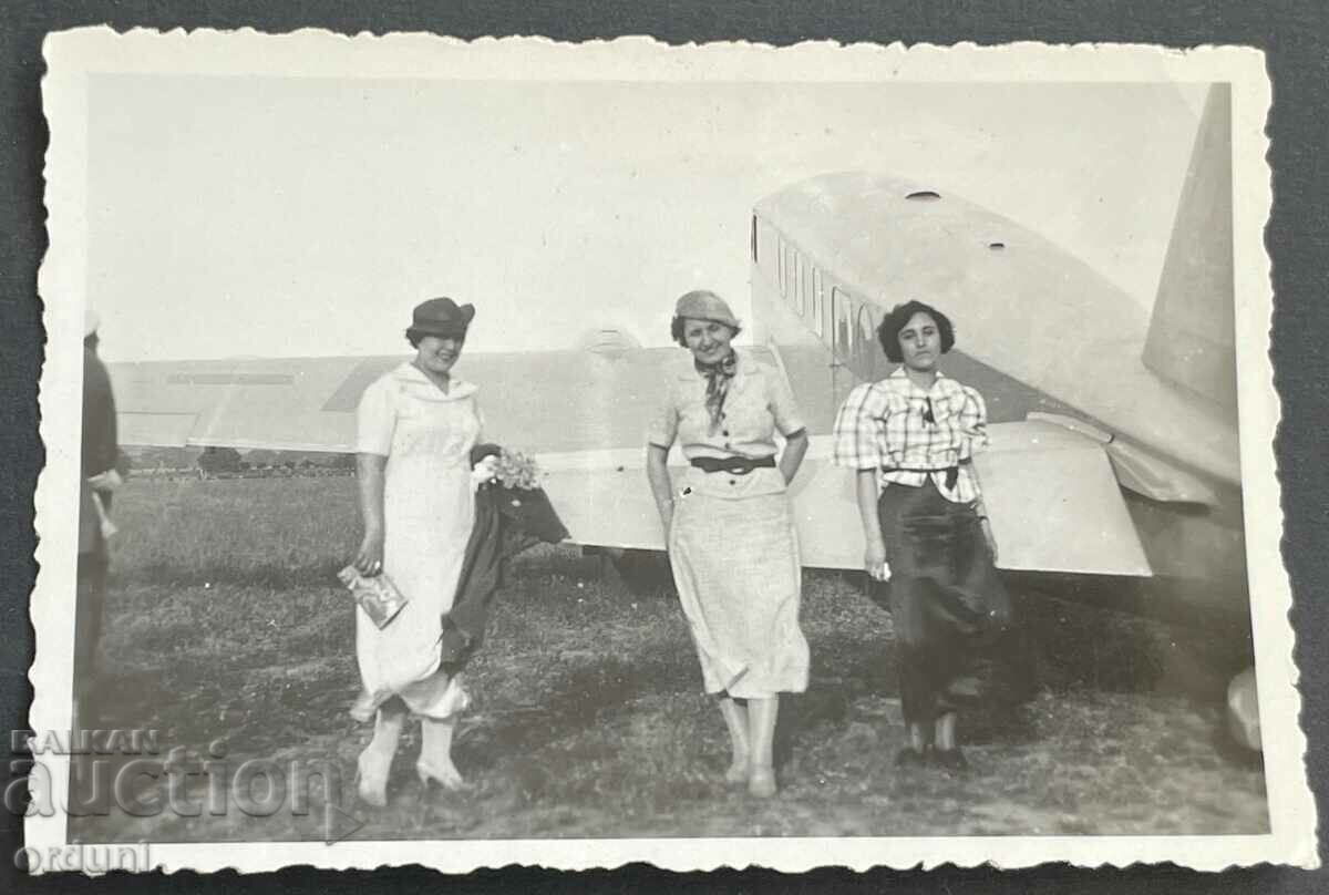 3197 Regatul Bulgariei soții de piloți în fața unui avion 1930