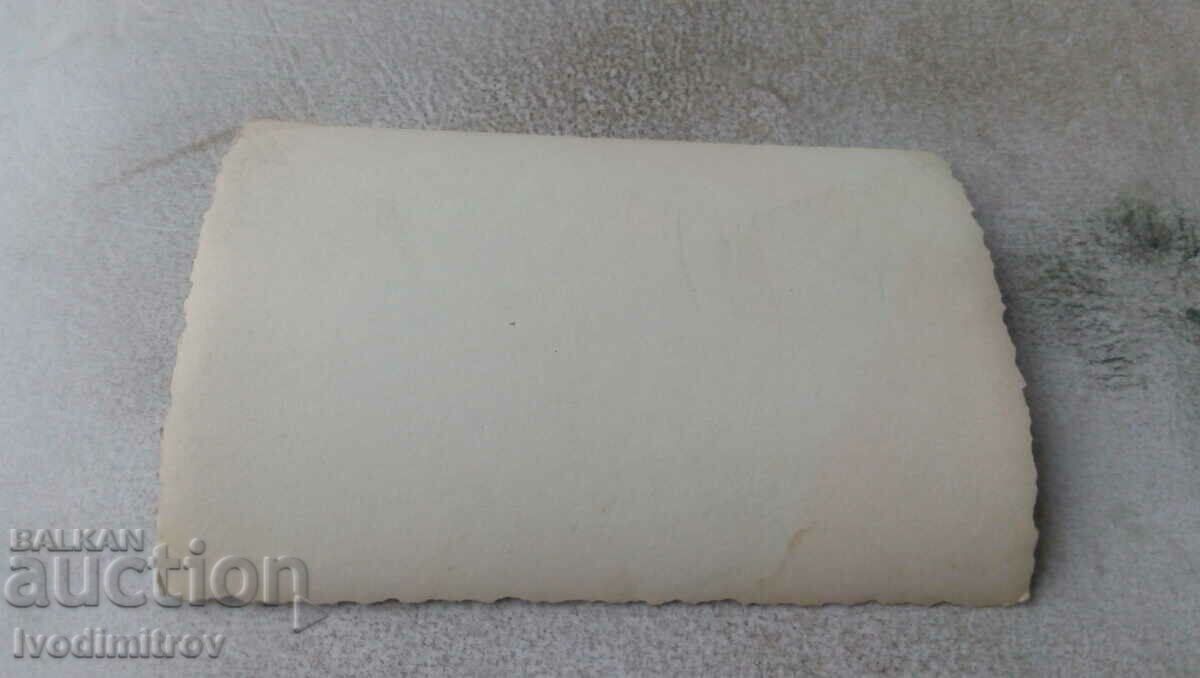 Photo An officer and two young women at the port with price 1.35 BGN | € 0.69 Photo An officer and two young women at the port with price 1.35 BGN | € 0.69