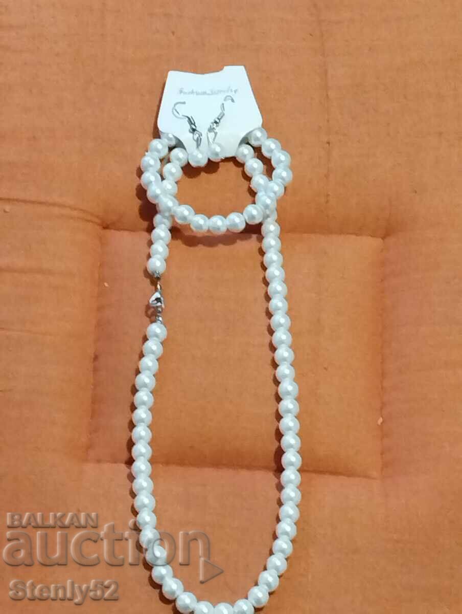 Set of white pearls, necklace, bracelet, earrings