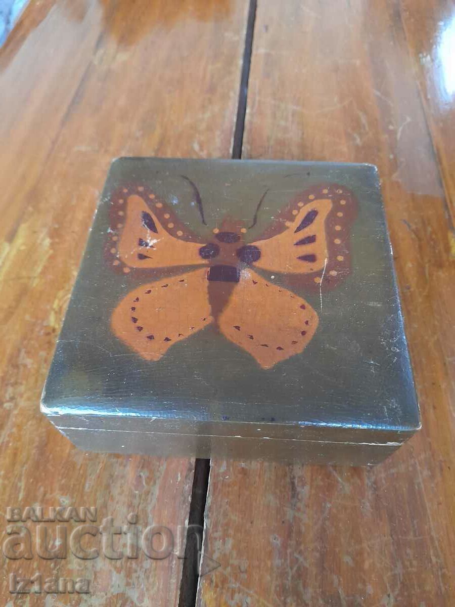 Cutie veche din lemn cu preț 12.00 BGN | € 6.14 Cutie veche din lemn cu preț 12.00 BGN | € 6.14