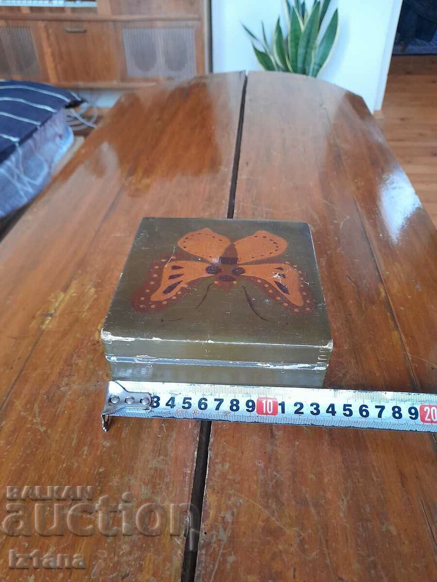 Licitație Cutie veche din lemn Licitație Cutie veche din lemn