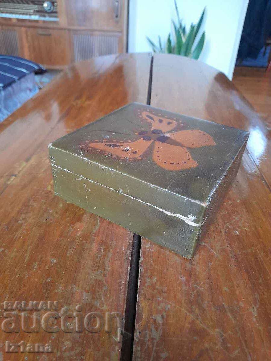 Livrarea Cutie veche din lemn Livrarea Cutie veche din lemn