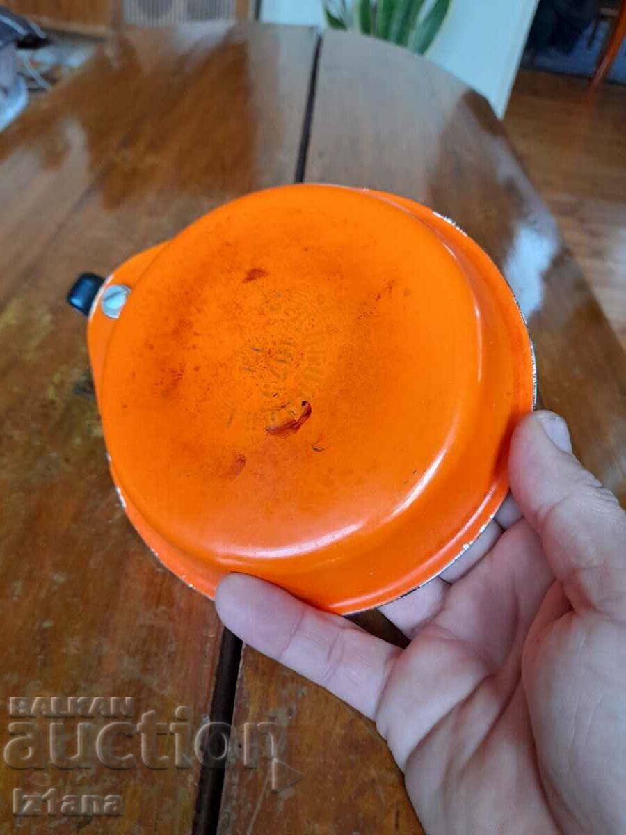 Delivery of Old enameled omelet pan, pan