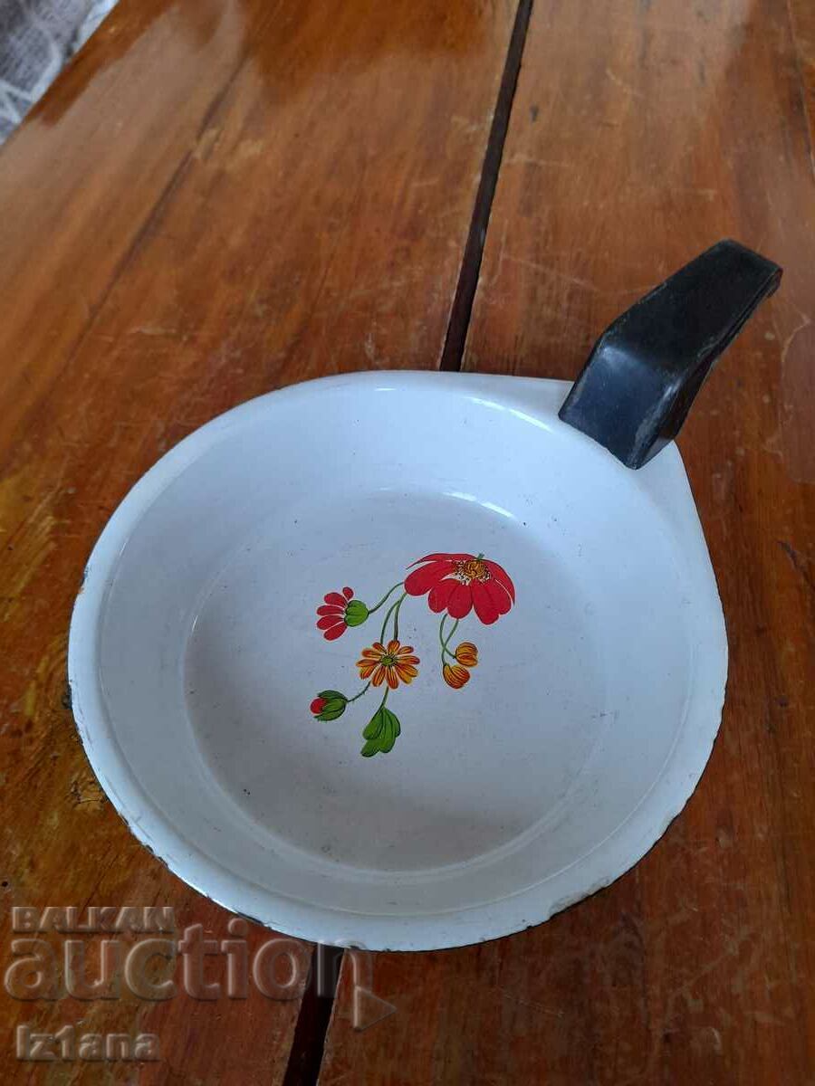 Old enameled omelet pan, pan with price 18.00 BGN | € 9.20 Old enameled omelet pan, pan with price 18.00 BGN | € 9.20