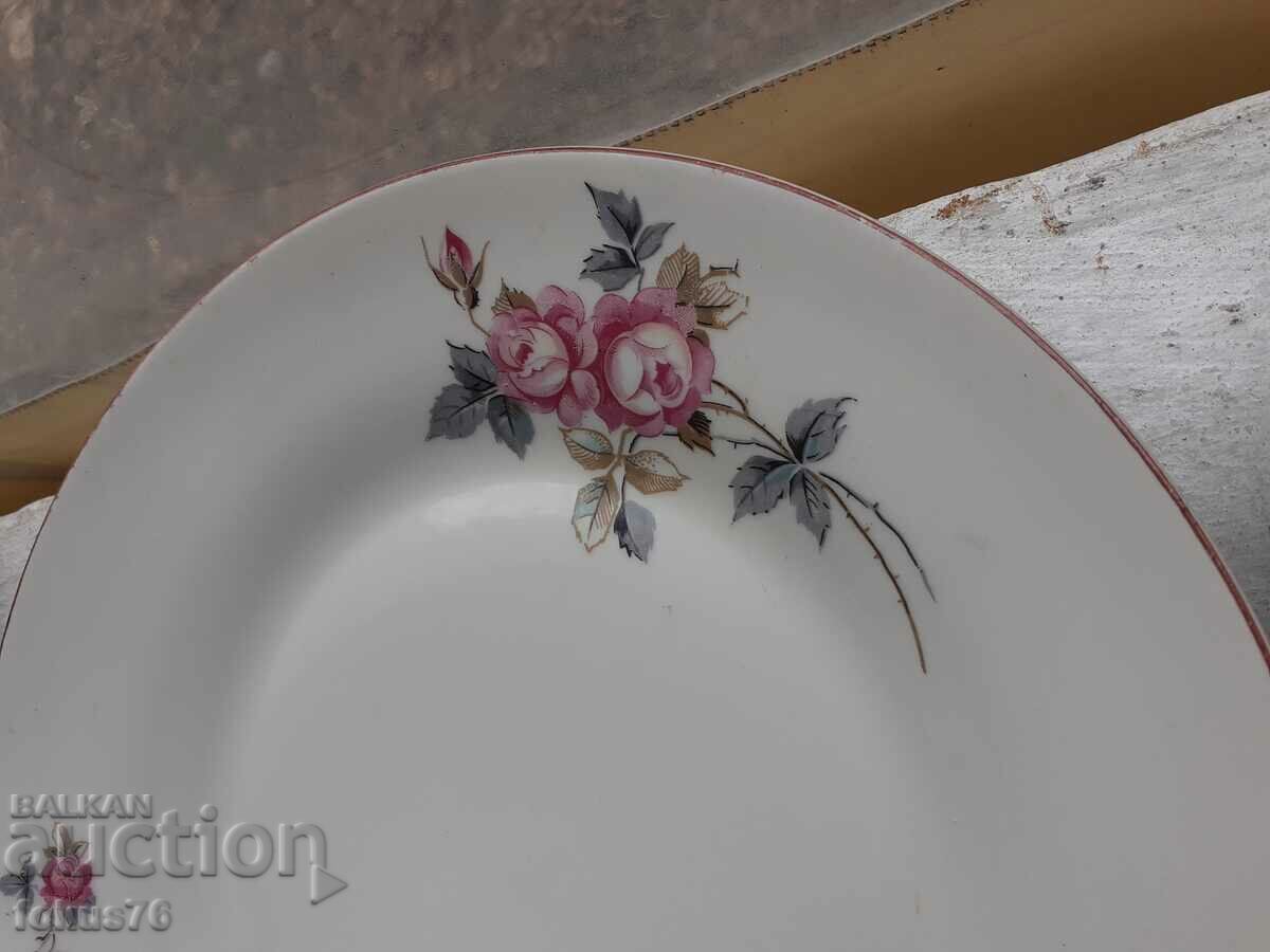 Lot de farfurii din portelan bulgaresc cu model frumos - 4 bucati cu stampila cu preț 40.00 BGN | € 20.45