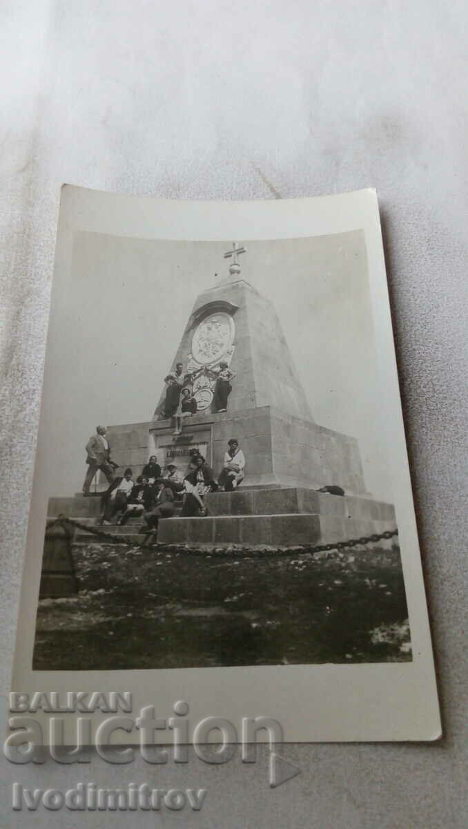 Photo Men and women at the Alexander II monument