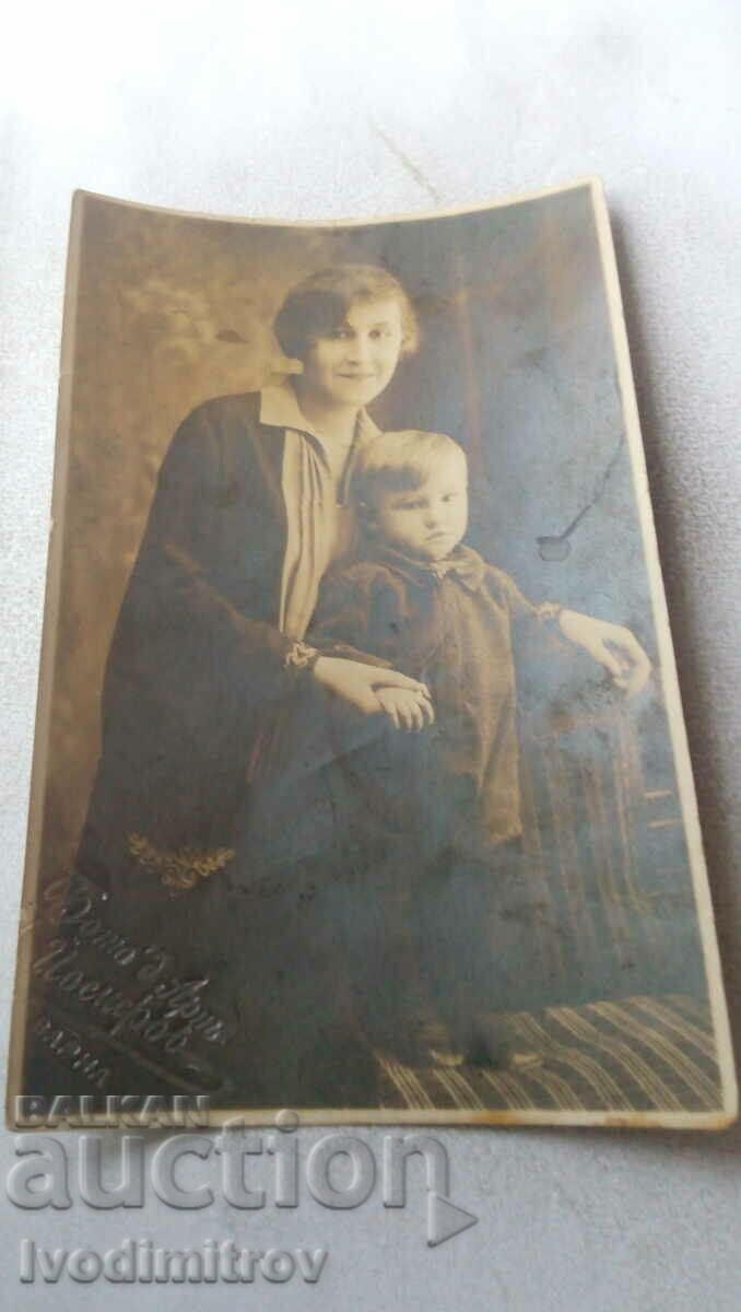 Fotografie Varna Femeie și băiețel pe un scaun 1927