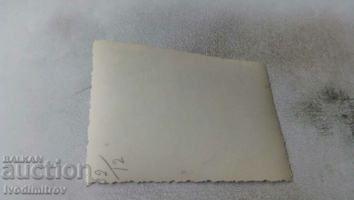 Φωτογραφία Μια γυναίκα και ένα νεαρό κορίτσι σε έναν περίπατο με τιμή 1.65 BGN | € 0.84 Φωτογραφία Μια γυναίκα και ένα νεαρό κορίτσι σε έναν περίπατο με τιμή 1.65 BGN | € 0.84