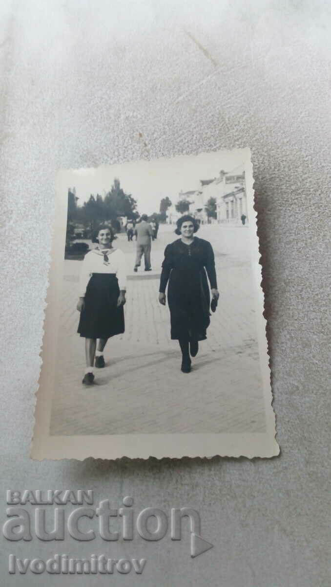Photo A woman and a young girl on a walk