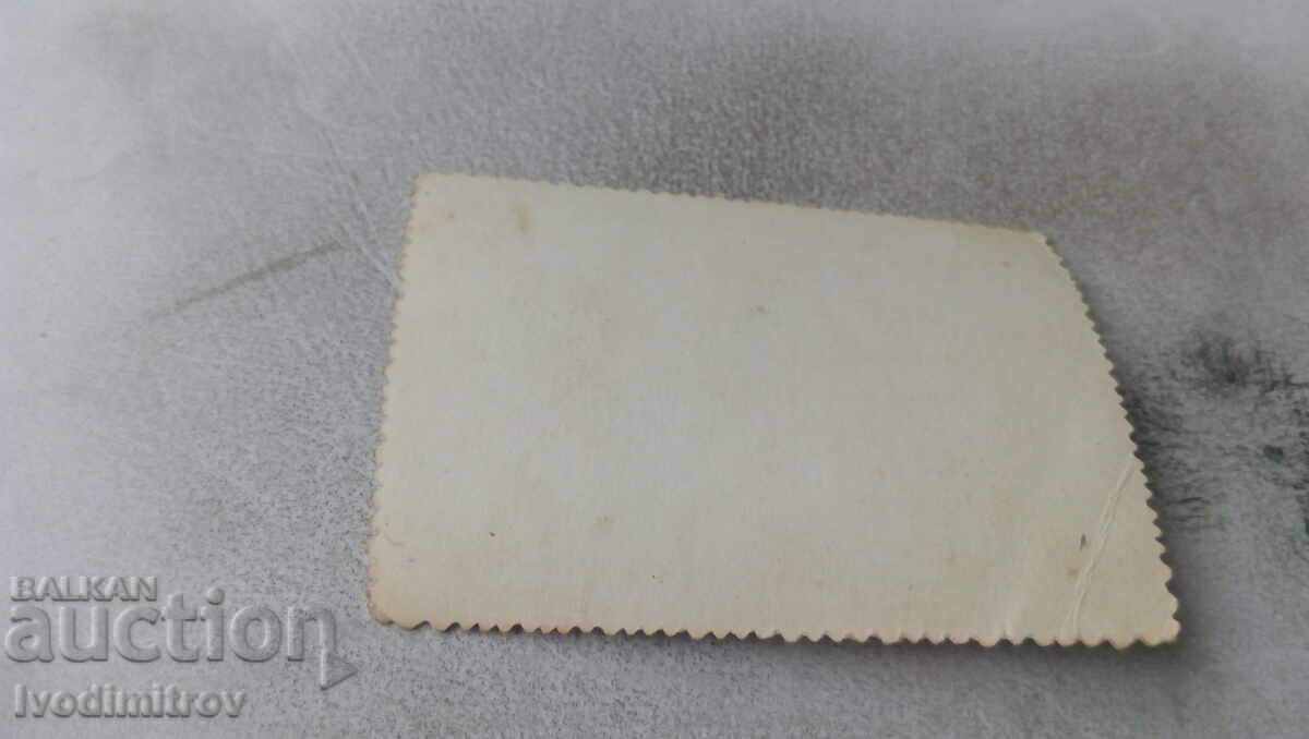 Φωτογραφία Τρεις γυναίκες και ένα κοριτσάκι με τιμή 0.75 BGN | € 0.38 Φωτογραφία Τρεις γυναίκες και ένα κοριτσάκι με τιμή 0.75 BGN | € 0.38