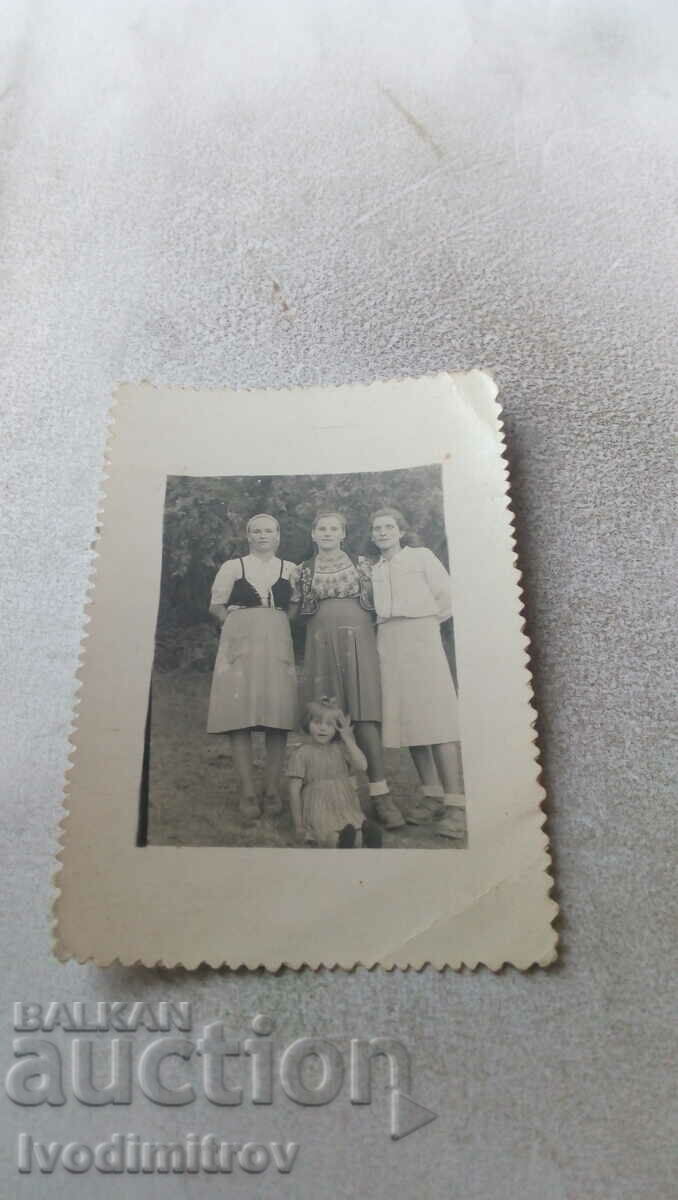 Снимка Три жени и малко момиченце