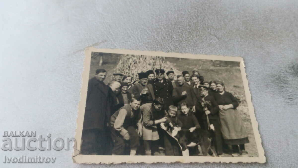 Photo Men, women and children on an excursion 1944