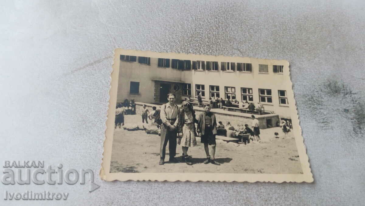 Φωτογραφία Άνδρας αγόρι και κορίτσι μπροστά από το σταθμό Vitosha 1943