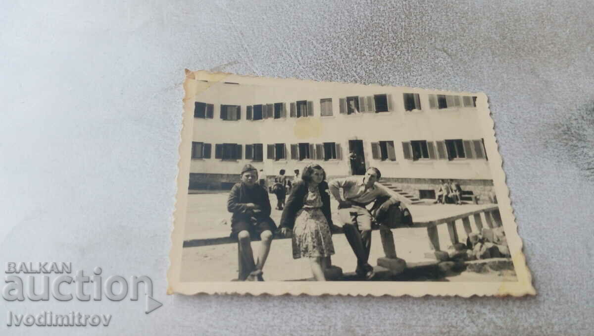 Φωτογραφία Άνδρας αγόρι και κορίτσι μπροστά από το σταθμό Vitosha 1943