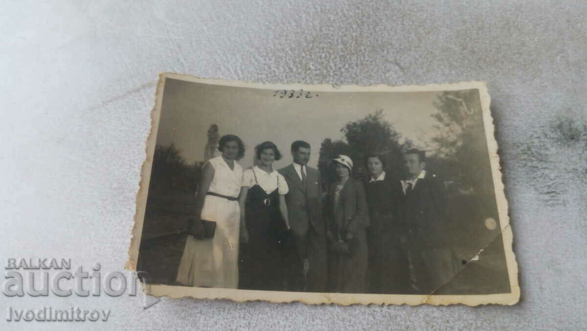 Φωτογραφία Kalishte Δύο νέοι άνδρες και τέσσερις νέες γυναίκες 1933
