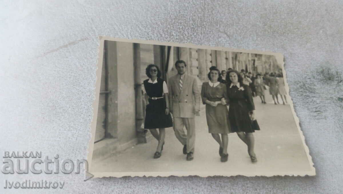 Снимка София Мъж и три млади момичета на разходка
