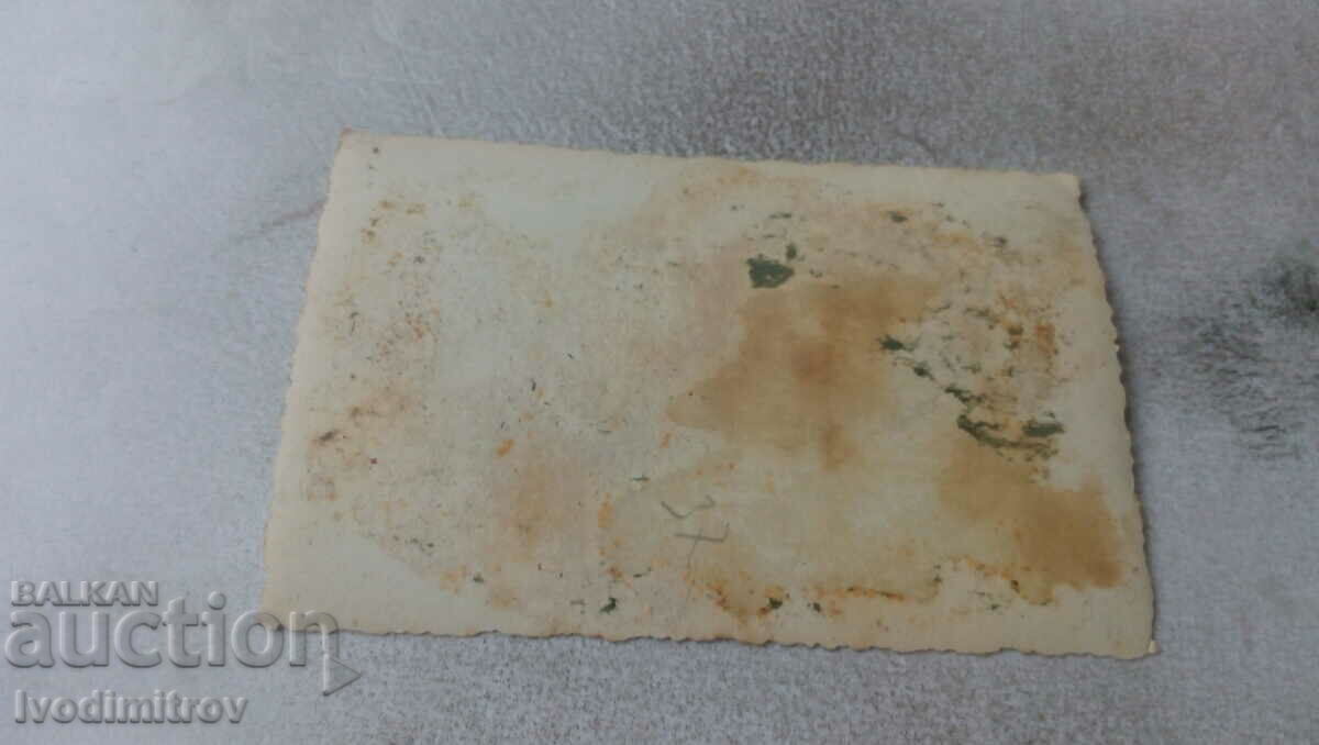 Снимка Ученици в парка с цена 0.75 лв. | € 0.38 Снимка Ученици в парка с цена 0.75 лв. | € 0.38